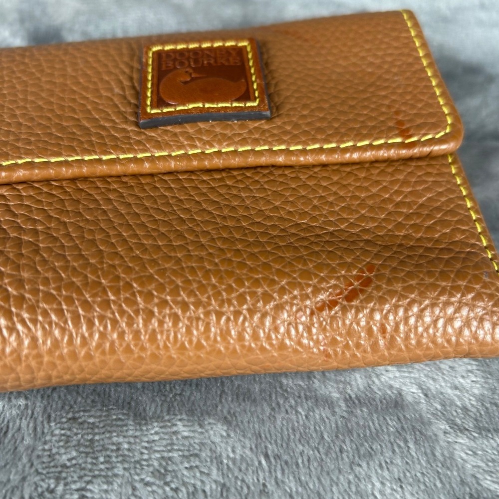 Dooney & Bourke Tan Pebbled Leather Trifold Wallet Yellow Stitching Duck Logo - Picture 4 of 9